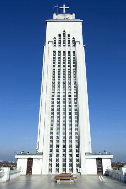 İsa'nın Diriliş 70 metre yüksekliğinde ulaşan bazilikanın beyaz spire Katolik Kilisesi Kaunas şehir (Litvanya 1940 yılında inşa edilmiş modern bir art deco olduğunu).