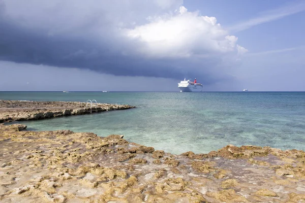 Het Cruiseschip Drijven Buurt Van Rotsachtige Seven Mile Beach Grand — Stockfoto