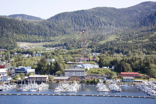 Egy Kis Jachtkikötőre Kommunikáció Torony Háttérben Alaska Ketchikan Városában — Stock Fotó