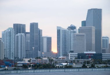 Miami şehir manzarası (Florida günbatımı sırasında görünümünü).