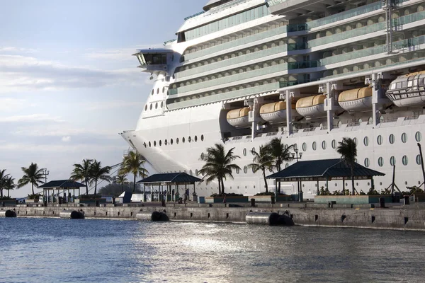 Weergave Van Een Afgemeerd Cruise Liner Zonsondergang Licht Nassau Bahama — Stockfoto
