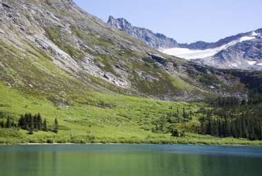 Üst Dewey Gölü 950 metre deniz seviyesinden (Skagway, Alaska kıyı).