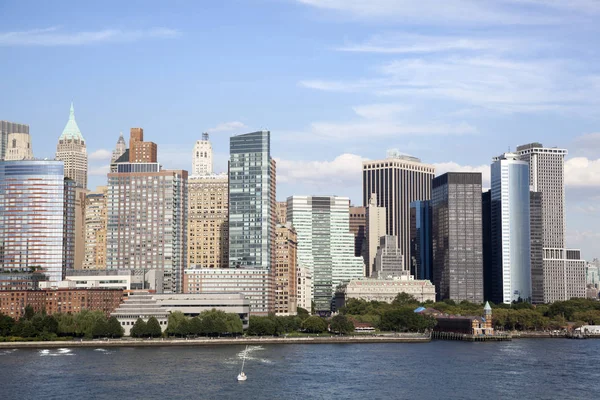 Båten Seglar Längs Battery Park Waterfront Spetsen Nedre Manhattan New — Stockfoto