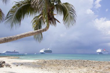 Seven Mile Plajı George Town Grand Cayman Adası (Cayman Adaları'nda sürüklenen cruise gemi görünümünden). 