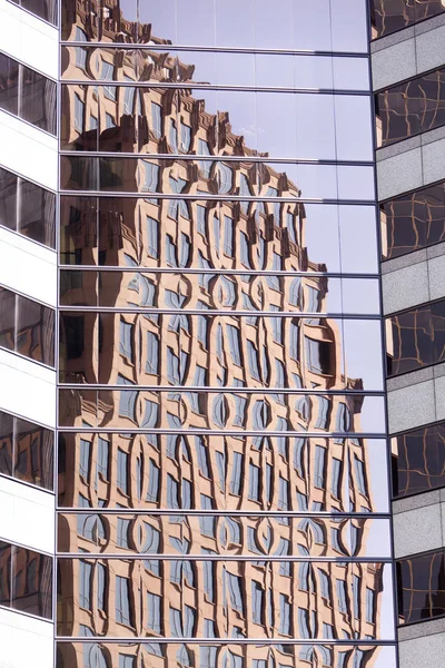 Bâtiment Moderne Reflète Les Fenêtres Miroir Dans Centre Ville Honolulu — Photo