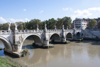 St. Angelo yaya köprüsü üzerinde Roma (İtalya'nın Tiber Nehri'nin 134 M.S. inşa).
