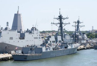 Norfolk (Batı Virginia dışında askeri bir üs olarak farklı boyut Donanma gemileri).