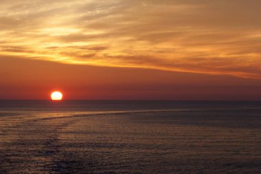 Güneşin ufuk Boston (Massachusetts dışında arkasında iniyor).