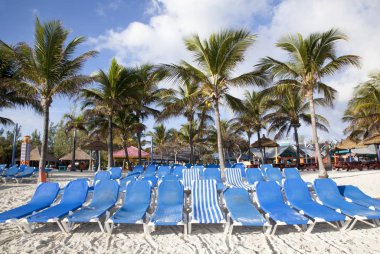 Sabah erken görünümü boş plaj sandalye ıssız ada küçük üzengi Cay (Bahamalar).