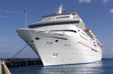 Bir yolcu gemisi sabah görünümünü Cozumel Adası (Meksika demirleyen).