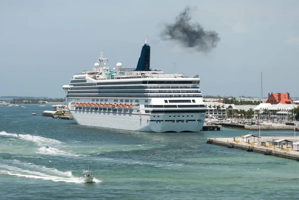 Motorboot Passeren Door Het Cruiseschip Afgemeerd Key West Meest Zuidelijke — Stockfoto