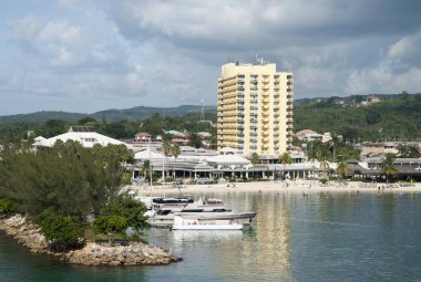 Ocho Rios town Beach (Jamaika bulutlu gökyüzü altında görünümü).