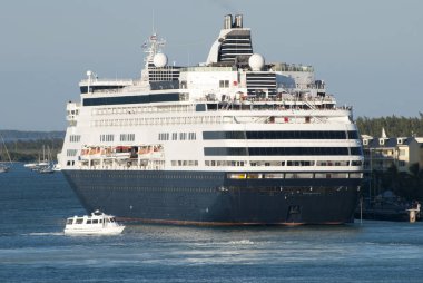 Key West (Florida şehir merkezinde cruise gemisi tarafından geçen Motorlu tekne palamarla).
