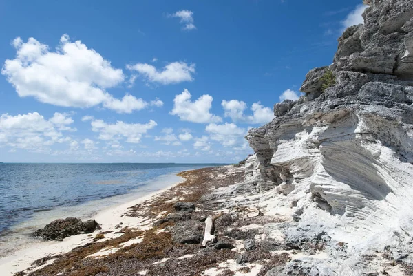 ビーチの壮大なトルコ人の島 タークス カイコス諸島で岩の多い風景 — ストック写真