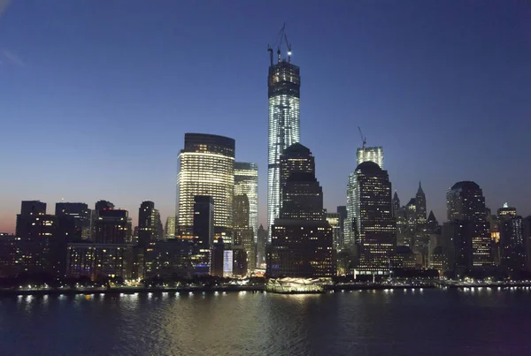 Lower Manhattan przed wschodem słońca — Zdjęcie stockowe