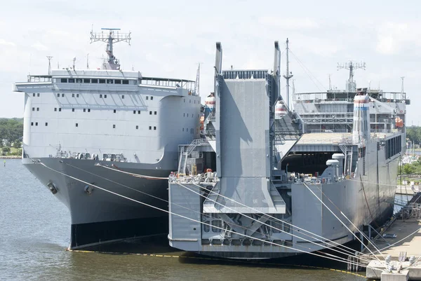 Dois navios da Marinha em Norfolk — Fotografia de Stock