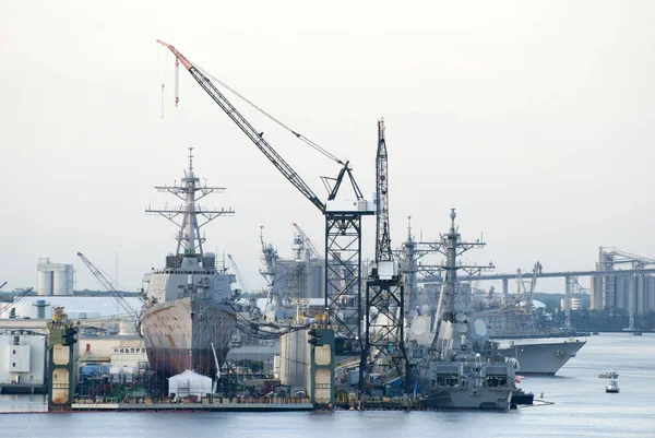 乾ドックに海軍の船 — ストック写真