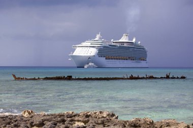 Grand Cayman Adaları'ndaki gemi