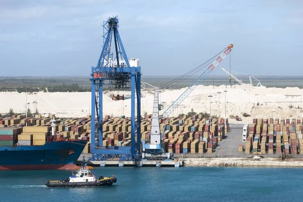 Grand Bahama eiland haven containers — Stockfoto