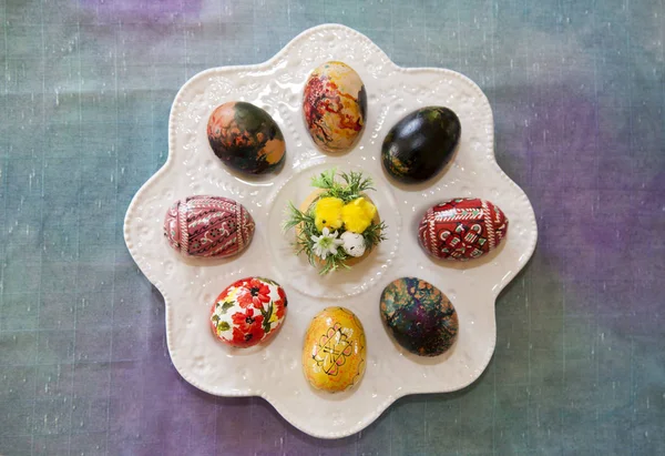Пасхальная тарелка с яйцами — стоковое фото