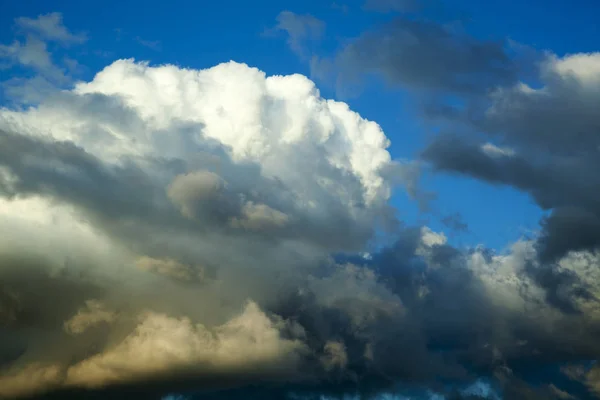 Wolkenbildung in der Dämmerung — Stockfoto