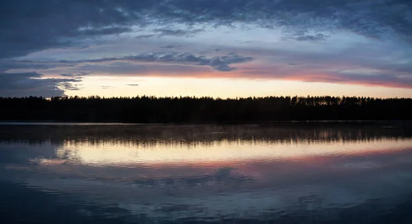 Panorama jeziora po zachodzie słońca — Zdjęcie stockowe