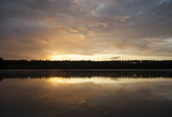 Jezioro zachód słońca niebo — Zdjęcie stockowe