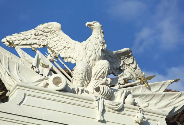 Une sculpture d'aigle à Vienne — Photo