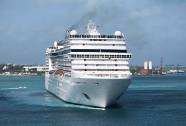 Nassau Limanı içindeki gemi.