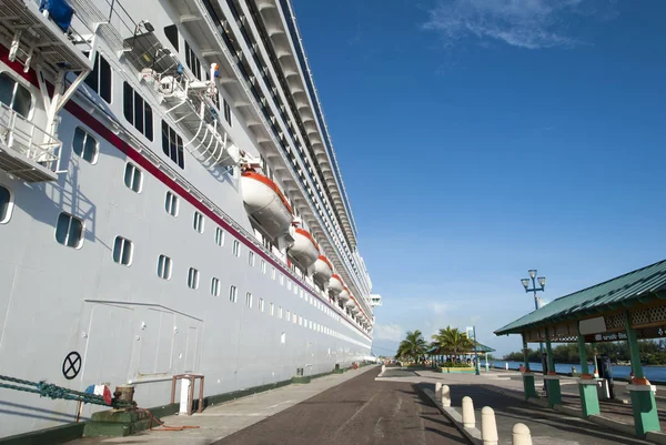 Nassau City Pier met een cruiseschip — Stockfoto