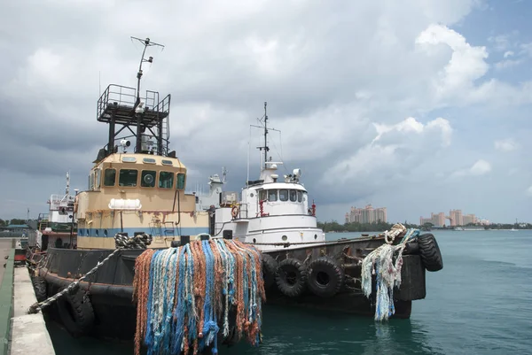 Dva vlečné čluny v Nassau City Port — Stock fotografie