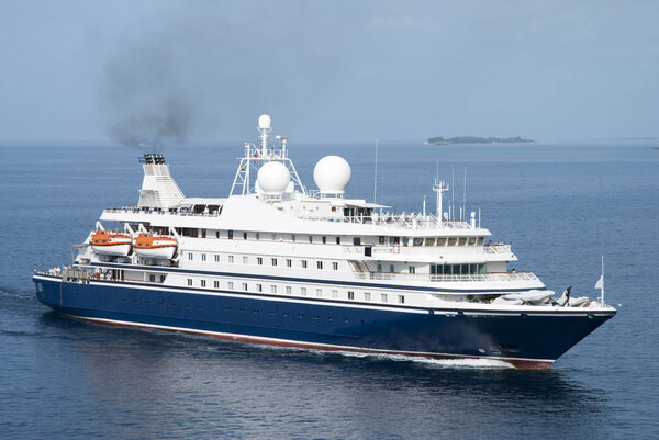 Прибытие маленького круизного лайнера в Нассау
