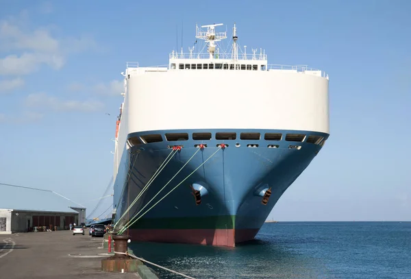 Das in nassau festgemachte frachtschiff — Stockfoto