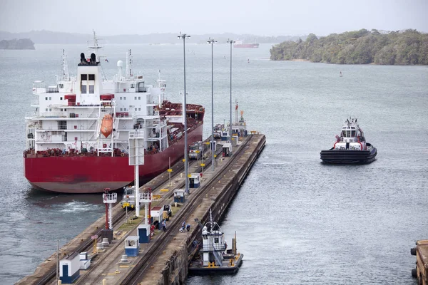 Buque de carga que entra en el lago Gatun — Foto de Stock