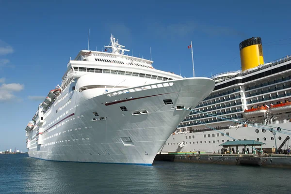 Bateaux de croisière amarrés à Nassau — Photo