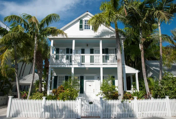 Key West Tatil Köyündeki Florida Tropikal Palmiye Ağaçlarını Çevreleyen Ahşap — Stok fotoğraf