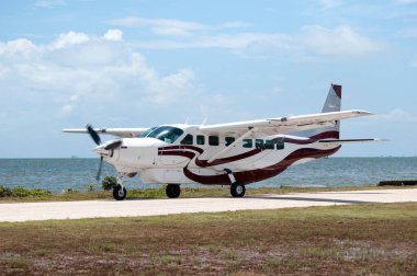 Küçük uçak Belize City havaalanı pistinden kalkmaya hazır (Belize).
