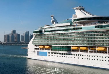 Yolcu gemisi ana kanaldan geçiyor ve Miami 'den ayrılıyor.).