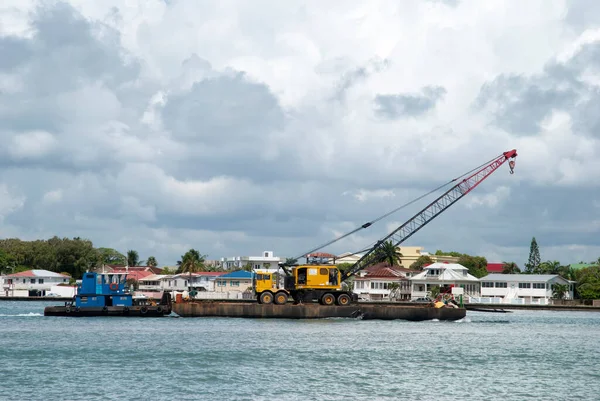 Het Bewolkte Zicht Van Een Sleepboot Die Kraan Duwt Een — Stockfoto