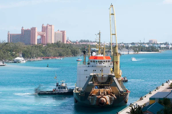 Remolcador Empujando Ayudando Nave Industrial Atracar Nassau Bahamas — Foto de Stock