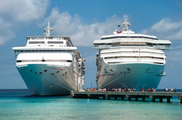 Numerous Tourist Leaving Two Cruise Liners Morning Grand Turk Turks — стокове фото