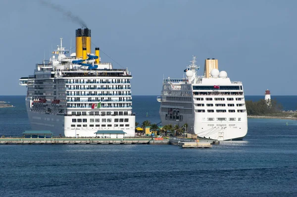 Vista Dos Grandes Cruceros Amarrados Faro Paradise Island Segundo Plano —  Fotos de Stock