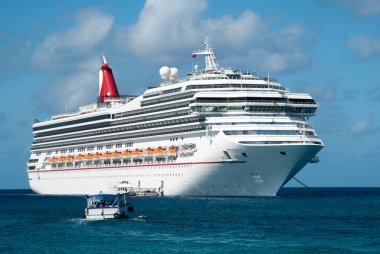 Turistleri Grand Cayman Adası 'ndan (Cayman Adaları) yolcu gemisine getiren cankurtaran botu).