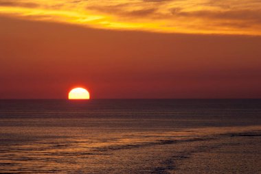 Boston 'un dışında (Massachusetts) ufuktan yükselen güneşin manzarası).