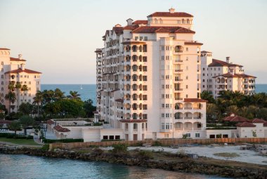 Amerika Birleşik Devletleri 'nde kişi başına düşen ortalama gelirin en yüksek olduğu Fisher Adası' ndaki yerleşim bölgesinin günbatımındaki manzara (Miami, Florida)).