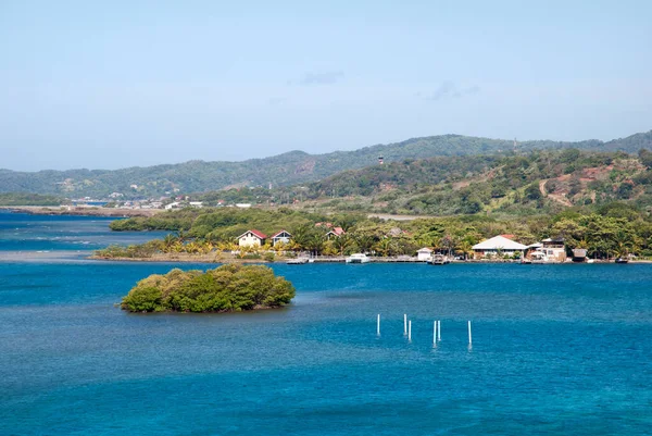 Roatan Tatil Köyü Kıyı Şeridi Manzarası Arka Planda Küçük Bir — Stok fotoğraf