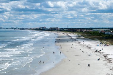 Öğleden sonra Cape Canaveral şehir plajının hava manzarası (Florida).