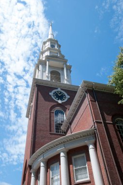 Boston 'daki tarihi belediye saat kulesinin manzarası (Massachusetts).