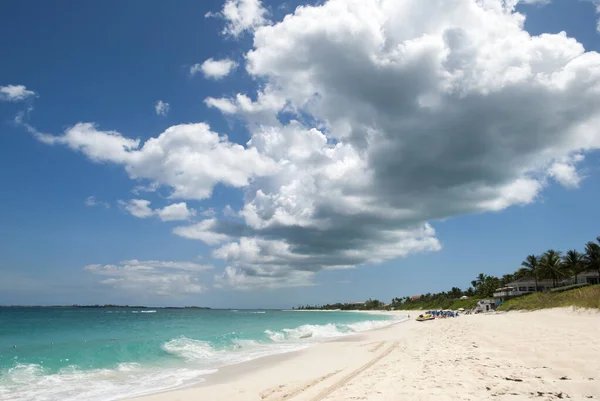 Widok Pustą Plażę Paradise Island Pod Ciemną Chmurą Bahamy — Zdjęcie stockowe