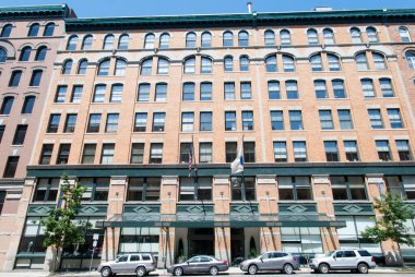 Boston 'da Summer Caddesi' ndeki uzun eski tarz bina manzarası (Massachusetts).